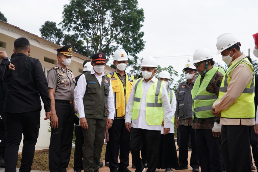 Kepala BNPB Letjen TNI Suharyanto S.Sos., M.M., (rompi hijau bertopi) mendampingi Wakil Presiden Republik Indonesia KH. Ma’ruf Amin saat memberikan keterangan pers usaimelakukan peninjauan Hunian Tetap (Huntap) yang dibangun bagi warga terdampak gempabumi M 5.6 Cianjur, di Desa Sirnagalih, Kecamatan Cilaku, Kabupaten Cianjur, Jawa Barat, Rabu (4/1).