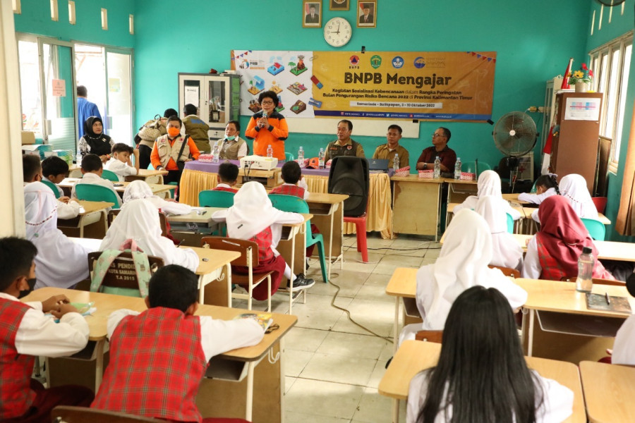 Pranata Humas Ahli Madya, Dra. Rita Rosita mewakili Tim BNPB memberikan kata sambutan dalam pembukaan kegiatan BNPB Mengajar di SDN 012 Kecamatan Samarinda Utara, Senin (3/10).