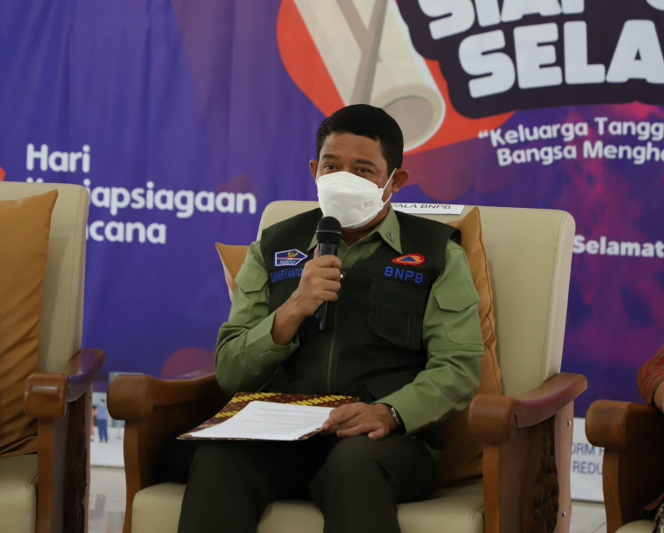 Kepala BNPB Letnan Jenderal TNI Suharyanto dalam Konferensi pers menuju puncak peringatan Hari Kesiapsiagaan Bencana (HKB) Tahun 2022 dengan tema "Keluarga Tangguh Bencana Pilar Bangsa Menghadapi Bencana yang dilaksanakan di Pendopo Kantor Bupati Sleman (25/4).