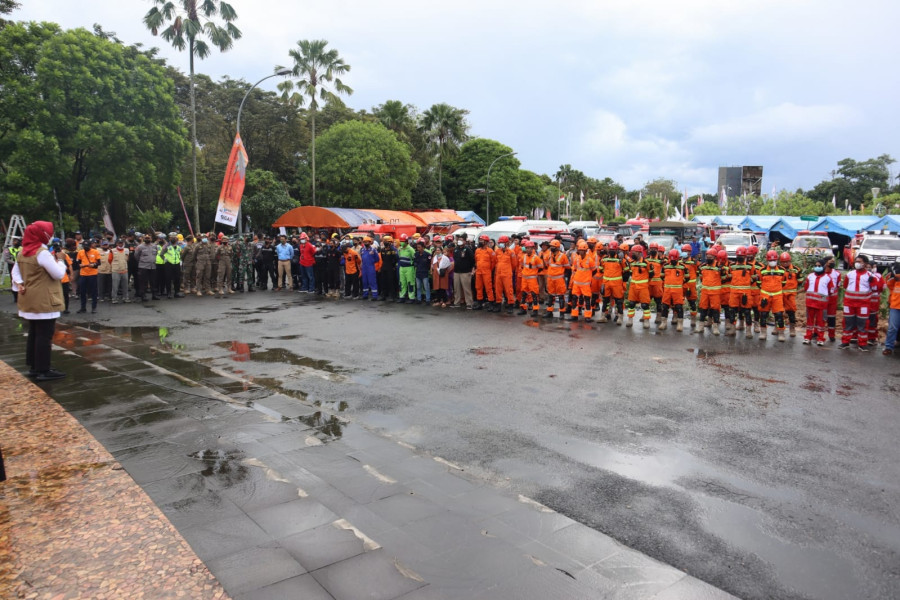 Deputi Bidang Pencegahan BNPB Prasinta Dewi (baju putih dengan rompi) memimpin apel personil gabungan sebelum pelaksanaan Simulasi Penanganan Longsor di BSCC DOME Balikpapan, Kalimantan Timur, Kamis (13/10).