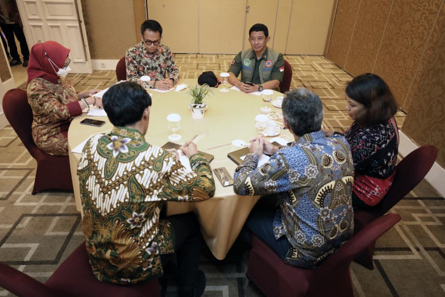 Ketua Satgas PMK Letjen TNI Suharyanto S.Sos., M.M. (tengah kanan) tiba di lokasi Rapat Koordinasi dan Evaluasi Posko Penanganan Penyakit Mulut dan Kuku di Provinsi Kalimantan Timur Tahun 2022 di Kota Samarinda, Kamis (13/10).