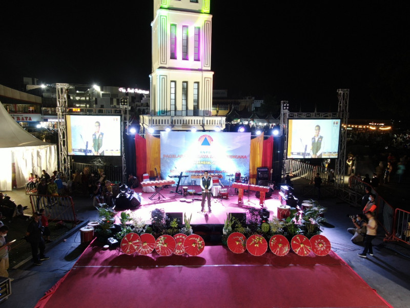 Kepala BNPB Letjen TNI Suharyanto dalam Pagelaran Budaya Sadar Bencana bertajuk “Alam Takambang Jadi Guru” yang dipentaskan di Alun-alun Jam Gadang, Bukittinggi, Sumatera Barat, Sabtu (14/5).