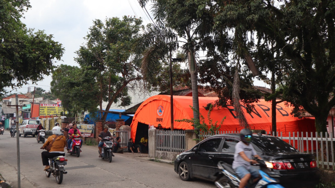 Tampak Tenda BNPB yang sudah berhasil dibangun di Desa Cikaroya, Warung Kondang, Cianjur, Jawa Barat, Sabtu (24/12).