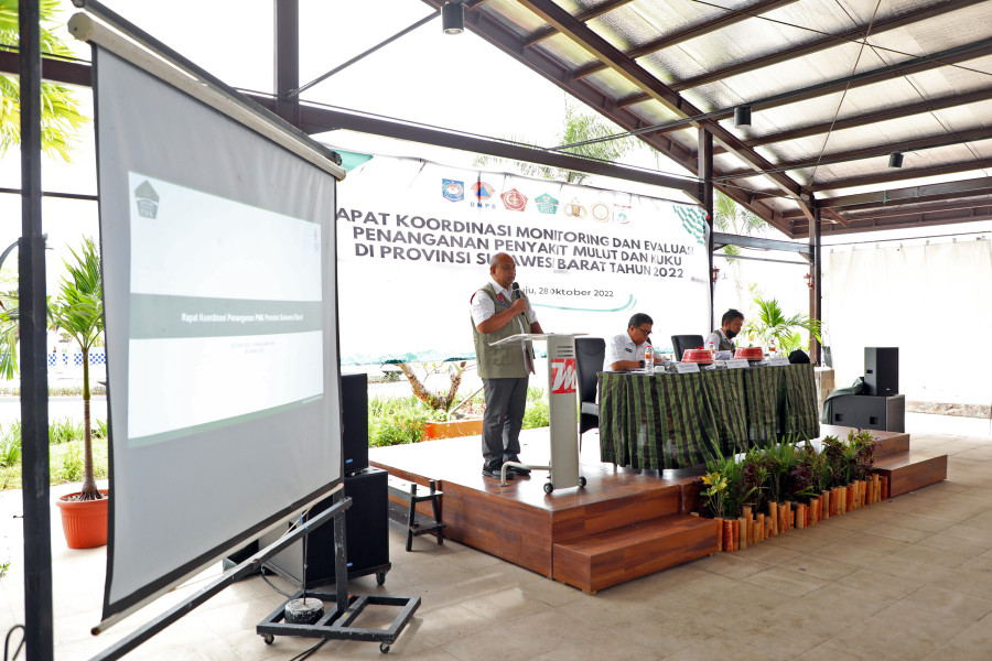 Sekretaris Utama BNPB Lilik Kurniawan (kiri) memberikan arahan dalam Rapat Koordinasi Monitoring dan Evaluasi Penanganan Penyakit Mulut dan Kuku di Provinsi Sulawesi Barat, Jumat (28/10).