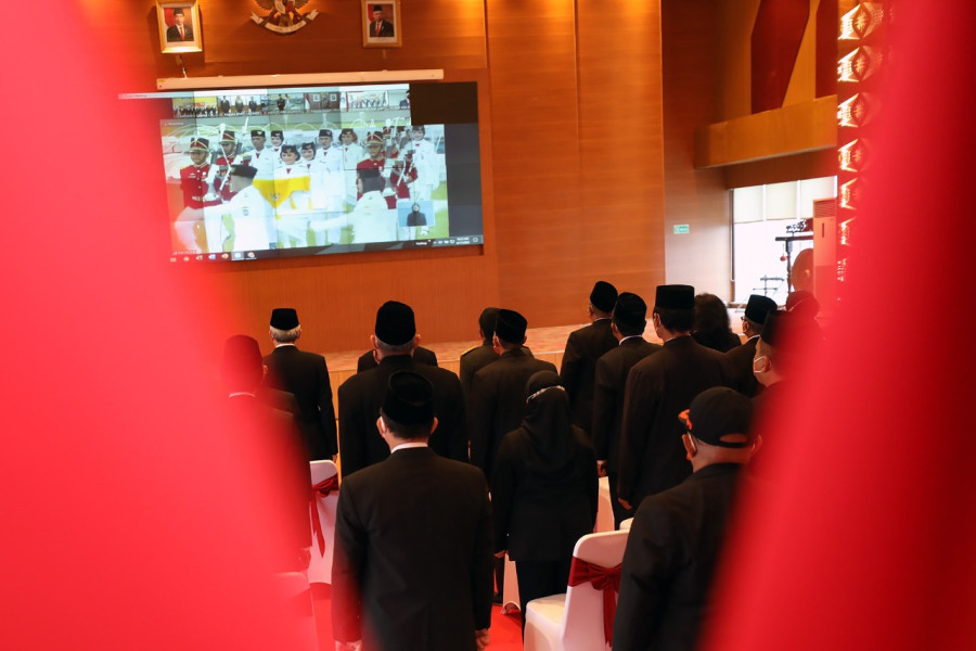 Badan Nasional Penanggulangan Bencana turut hadir dalam pelaksanaan Upacara Peringatan Detik-Detik Proklamasi secara daring di Ruang Sutopo Purwo Nugroho, Graha BNPB, Rabu (17/8). Upacara diikuti oleh jajaran Eselon I dan II di lingkungan BNPB.