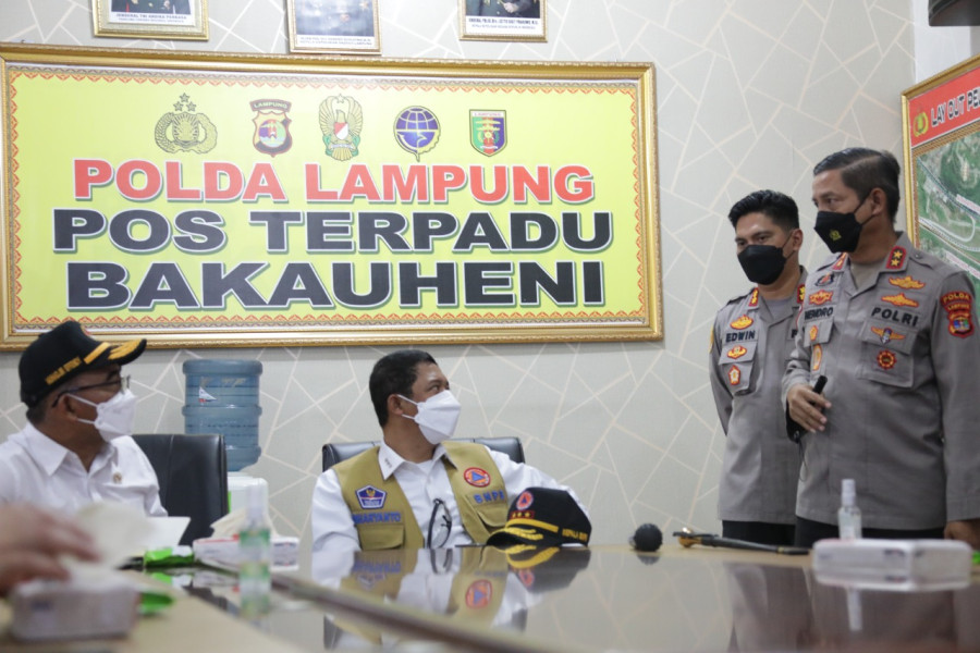 Peninjauan lapangan terkait arus mudik lebaran 2022 di Pelabuhan Bakauheni oleh Kepala BNPB Letjen TNI Suharyanto bersama Menko PMK Muhadjir Effendy, Kepala BMKG Dwikorita Karnawati dan Kepala PVMBG Hendra Gunawan, Kamis (28/4).