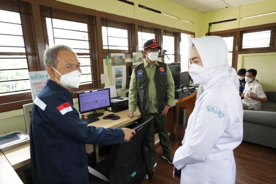 Kepala Badan Geologi Eko Budi Lelono (kiri) dan Kepala BNPB Letjen TNI Suharyanto meninjau Pos Pengamatan Gunungapi Merapi Babadan yang berada di wilayah Kabupaten Magelang, Jawa Tengah, Senin (25/4).