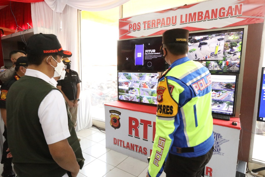 Kepala BNPB Letjen TNI Suharyanto mendapatkan penjelasan dari Kapolres Garut terkait situasi arus balik di wilayah Kabupaten Garut, Jumat (29/4).