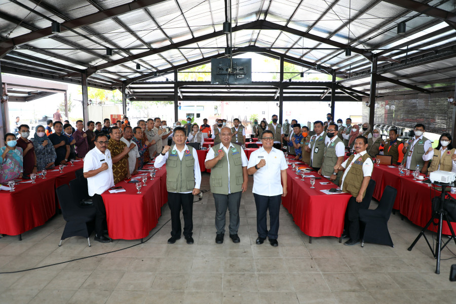 Sekretaris Utama BNPB Lilik Kurniawan (tengah depan) bersama Sekretaris Daerah Provinsi Sulawesi Barat Muhammad Idris (kanan depan) dan Kepala Biro Keuangan BNPB Tavip Joko (kiri depan) berfoto bersama usai Rapat Koordinasi Monitoring dan Evaluasi Penanganan Penyakit Mulut dan Kuku di Provinsi Sulawesi Barat, Jumat (28/10).