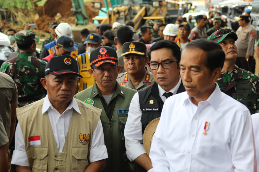 Kepala BNPB Letjen TNI Suharyanto (rompi hijau) bersama Presiden Joko Widodo (kemeja putih), Menko PMK Muhadjir Effendy (rompi cokelat) dan Gubernur Jawa Barat Ridwan Kamil (rompi hitam) saat meninjau lokasi longsor yang menutup jalur akses menuju Kabupaten Cianjur, Jawa Barat, Selasa (22/11).