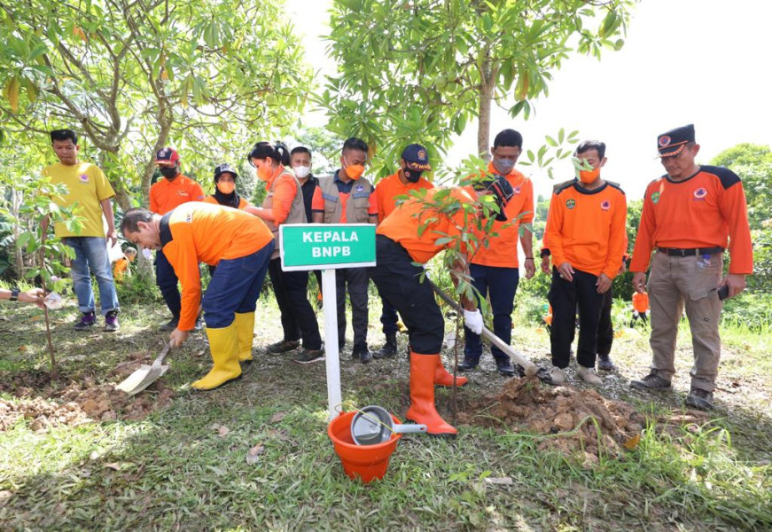 Kepala BNPB Letjen TNI Suharyanto (depan kanan) melakukan penanaman bibit pohon di Kota Balikpapan, Kalimantan Timur, Jumat (14/10).