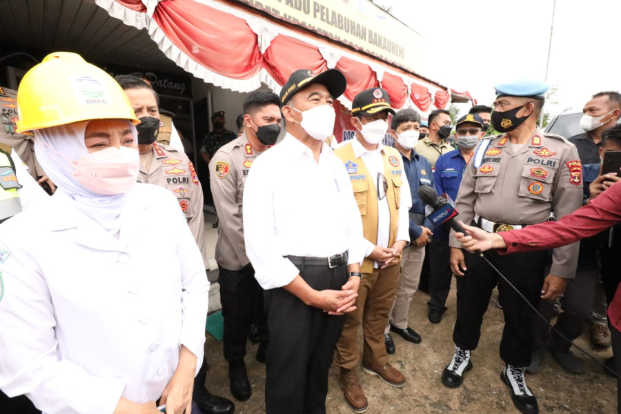 Peninjauan lapangan terkait fasilitasi pos vaksinasi bagi para pemudik lebaran 2022 di Pelabuhan Bakauheni oleh Kepala BNPB Letjen TNI Suharyanto bersama Menko PMK Muhadjir Effendy, Kepala BMKG Dwikorita Karnawati dan Kepala PVMBG Hendra Gunawan, Kamis (28/4).