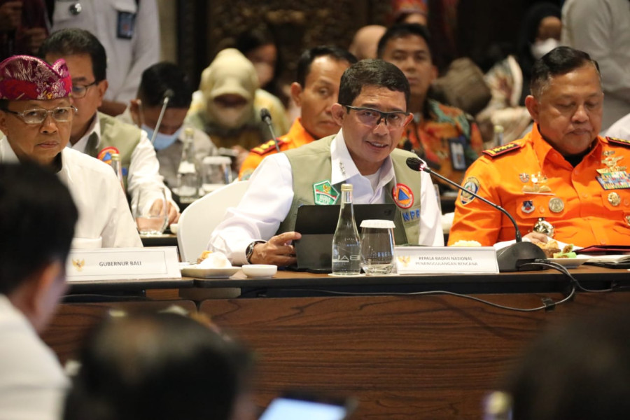 Kepala Badan Nasional Penanggulangan Bencana (BNPB) Letjen TNI Suharyanto (kemeja putih dengan rompi) memaparkan penanganan bencana alam dalam rapat tingkat menteri membahas Penyelenggaraan Konferensi Tingkat Tinggi (KTT) G20 di Badung, Bali pada Selasa (4/10).