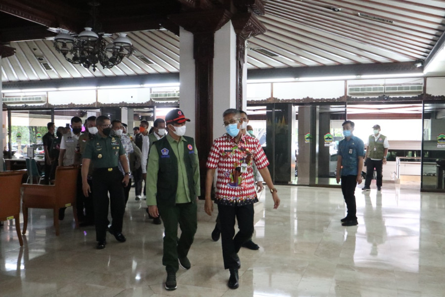 Kepala BNPB sekaligus Ketua Satuan Tugas Penanganan Penyakit Mulut dan Kuku (Satgas PMK), Letnan Jenderal Suharyanto, S.Sos.,M.M. (kiri) tiba di Kantor Gubernur Jawa Tengah untuk meninjau penanganan wabah PMK di Provinsi Jawa Tengah.