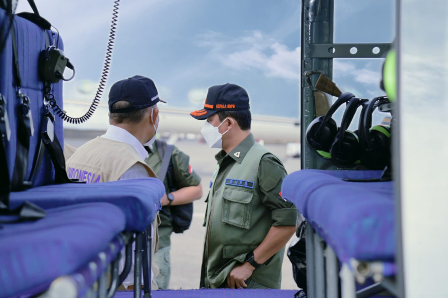 Kepala BNPB Letjen TNI Suharyanto (kanan) bersiap bertolak menuju Kabupaten Cianjur menggunakan helikopter dari Lanud Halim Perdana Kusuma, Jakarta, Selasa (22/11).