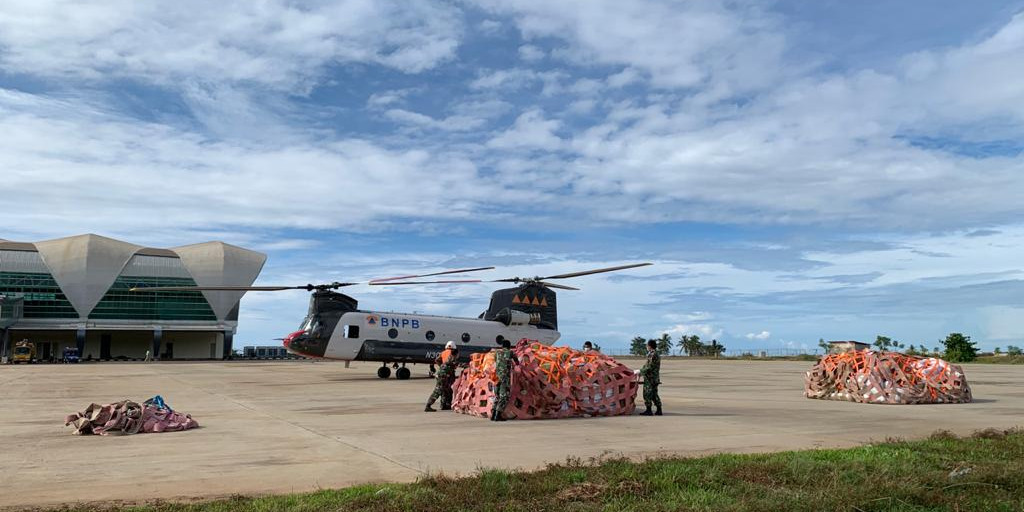 Chinook BNPB Daratkan 8 Ton Bantuan Menuju Dua Desa Terdampak Gempa Sulbar