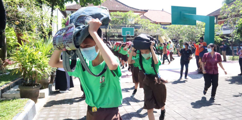 Kepala BNPB dan Utusan PBB Ikuti Simulasi Gempa-tsunami SMPN 3 Kuta Selatan