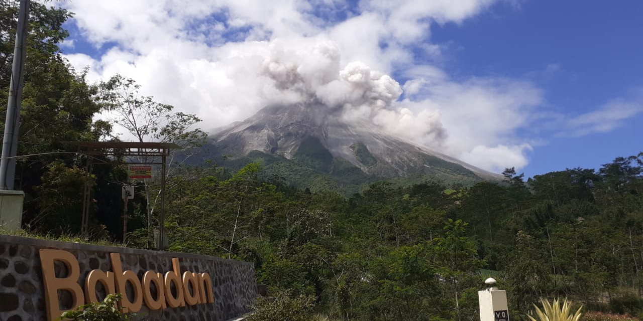 Gunung Merapi Luncurkan Awan Panas Sejauh 2 Kilometer, Hujan Abu Terjadi di Cepogo