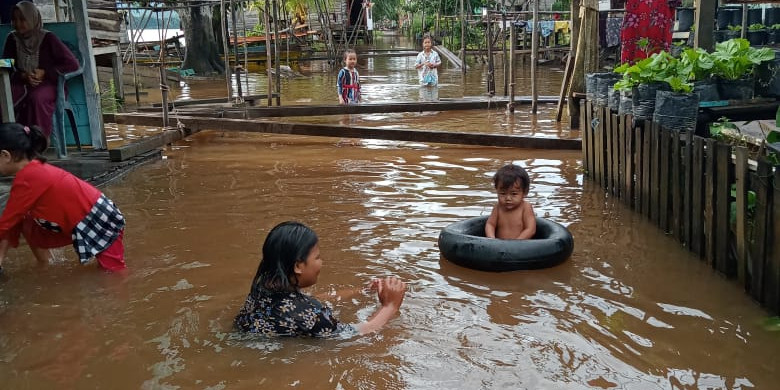 Banjir Sanggau Masih Menggenang, Tim Gabungan Tetap Bersiaga