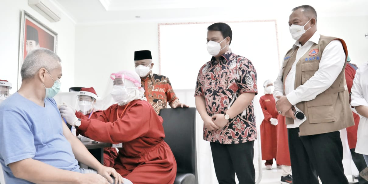 Tinjau Vaksinasi Pendopo Aspirasi, Ketua Satgas : Vaksin dan Masker Layaknya Payung Saat Hujan