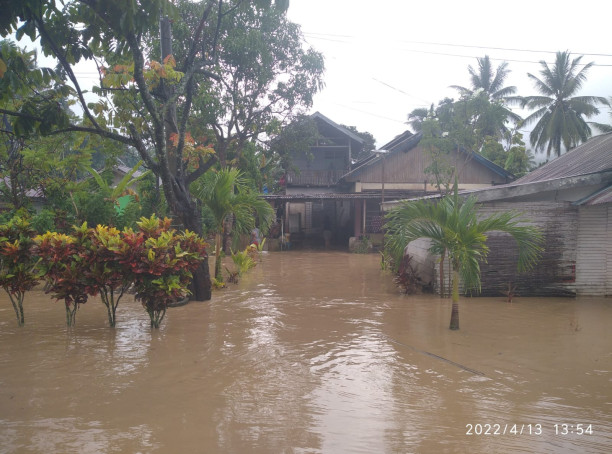 Banjir Melanda Bolaang Mongondow Utara, Jalur Trans Sulawesi Lumpuh