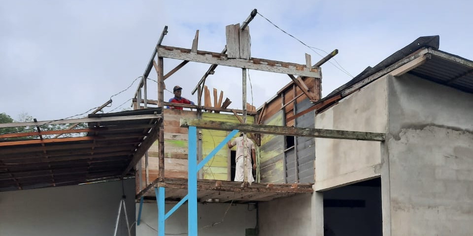 Angin Puting Beliung Rusak Rumah Warga Kota Singkawang