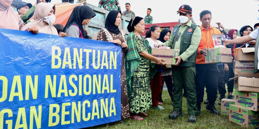 Sambangi Pengungsi di Stadion Manakarra, Kepala BNPB Bagikan Sembako Hingga Rendang