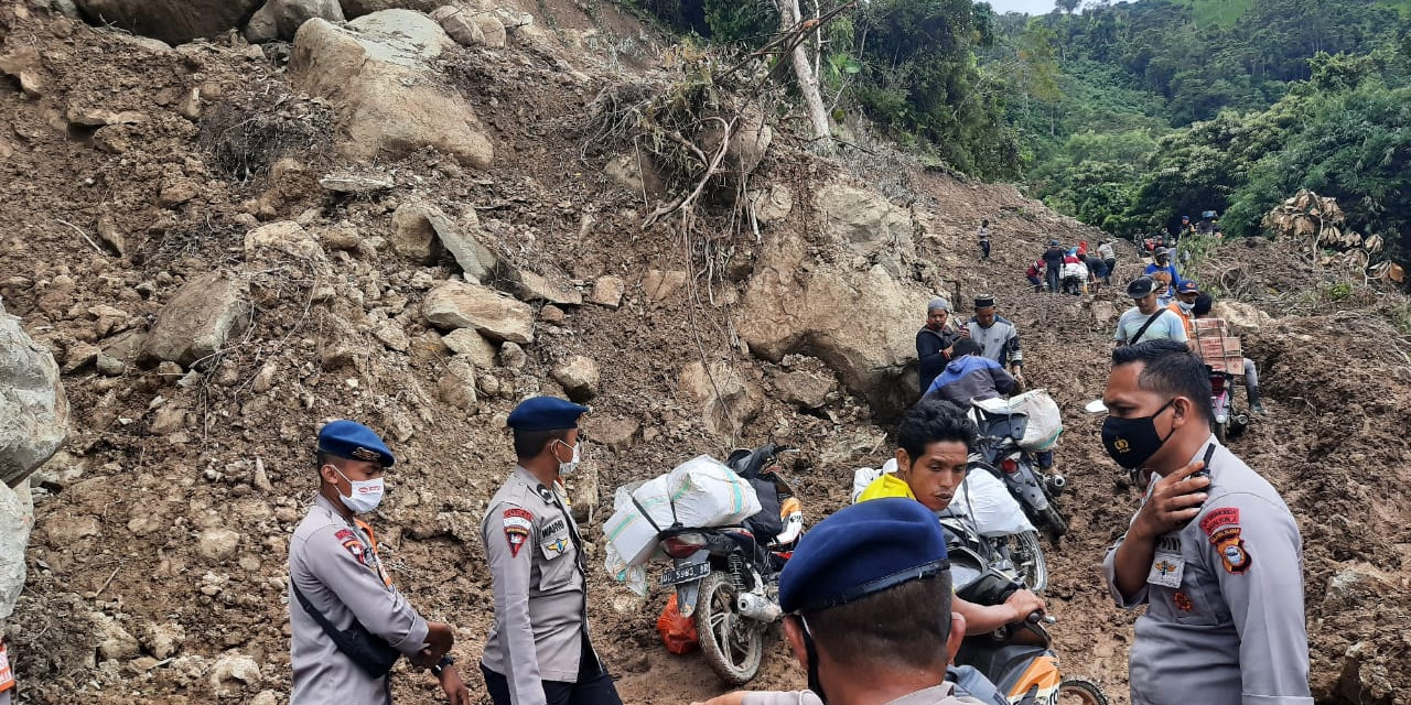 Tinjau Longsor Majene, Kepala BNPB: Jalur Ulumanda Sudah Dapat Dilalui Kendaraan