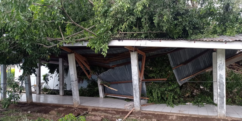 [Update] – Warga Gowa dan Petugas Bersihkan Puing Rumah Rusak Akibat Angin Kencang