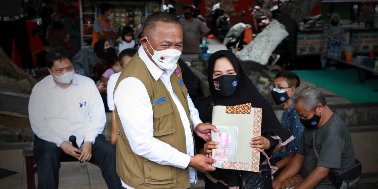 Dukung Percepatan Pemulihan Kegiatan Ekonomi di Mataram, BNPB bagikan 1.000 Masker Kepada Pelaku UMKM dan PKL