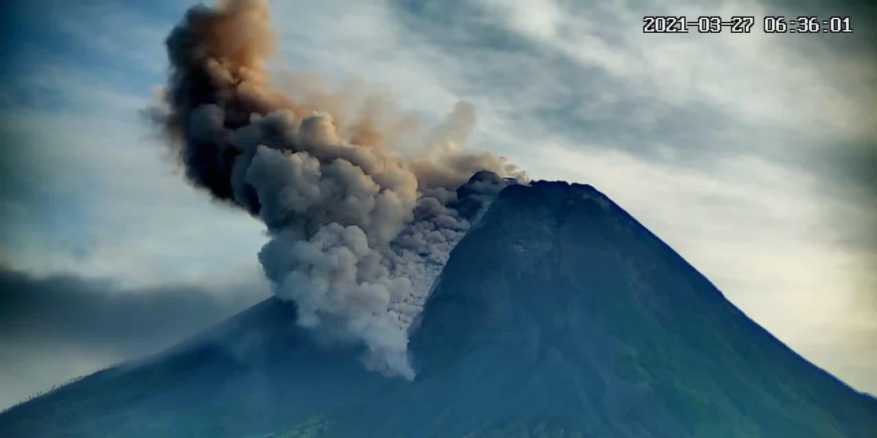 Gunung Merapi Luncurkan Awan Panas Guguran Sejauh 1.300 Meter Pagi Ini