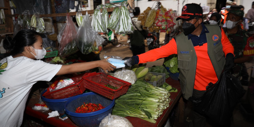 Tegakkan Protokol Kesehatan, Ketua Satgas Turun ke Jalanan Ibu Kota Bagikan Masker