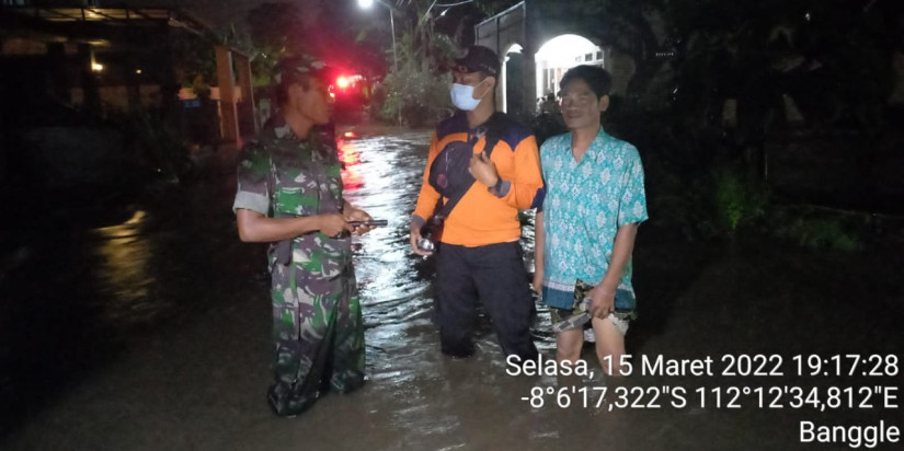 Banjir dan Longsor di Blitar, Warga Terpaksa Memutar Jalan Sejauh 8 Kilometer