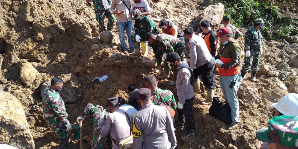 [Update] – Lokasi Longsoran Sulitkan Proses Pencarian Korban Warga Batang Toru