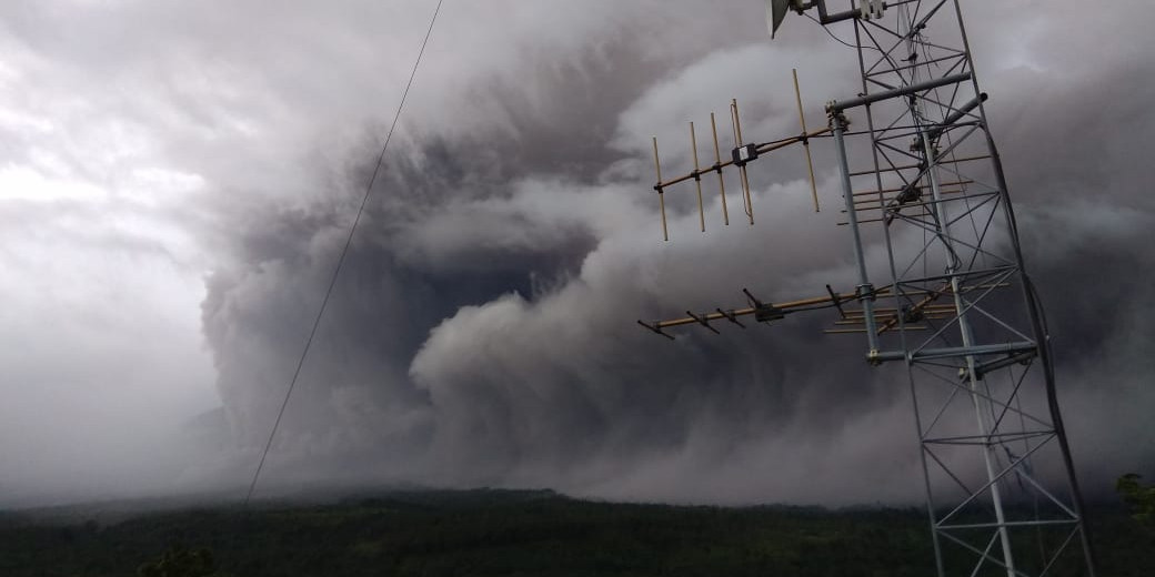 Gunung Semeru Muntahkan Awan Panas Guguran Hingga Lava Pijar, Status Masih Level II