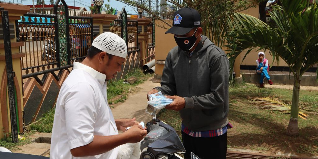 Pastikan Prokes Saat Solat Jumat, Relawan Prokes Bagikan Masker kepada Umat