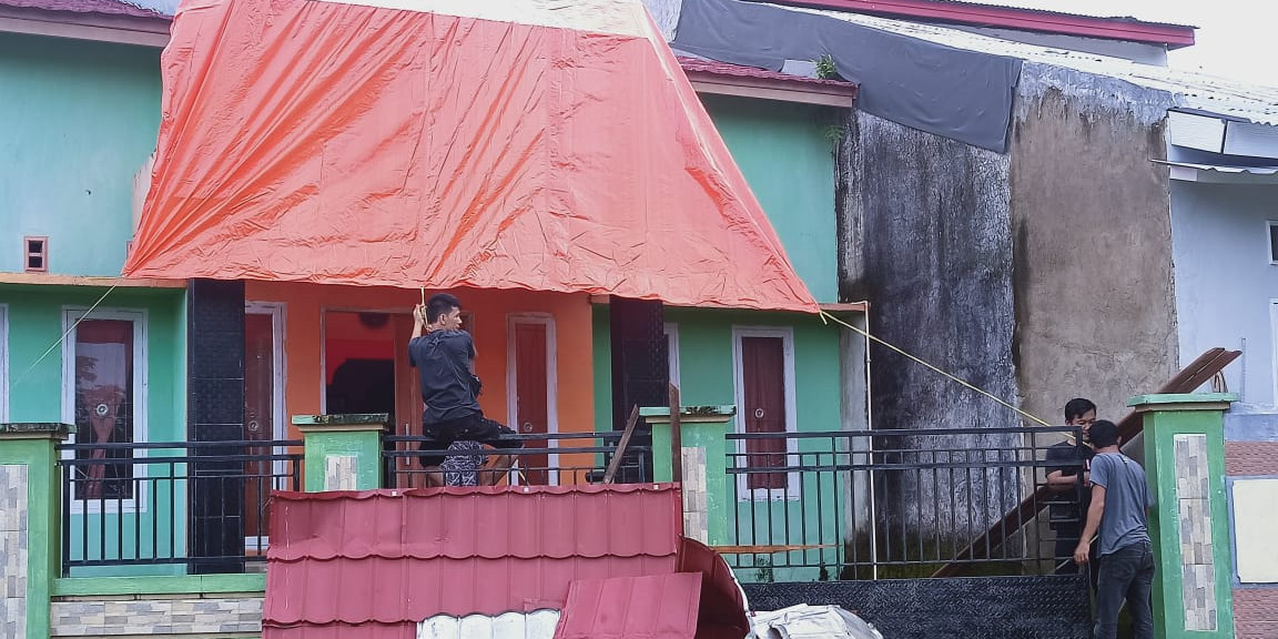 Perbaikan Rumah Warga Sinjai yang Rusak Akibat Angin Kencang