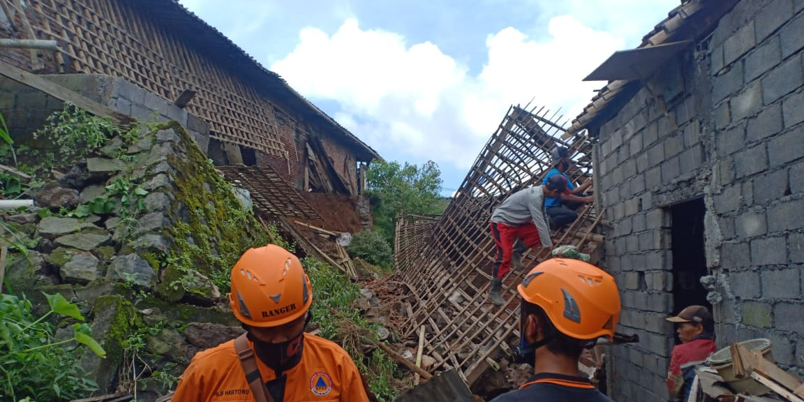 Tanah Longsor Akibatkan Satu Rumah Warga Magelang Rusak Berat