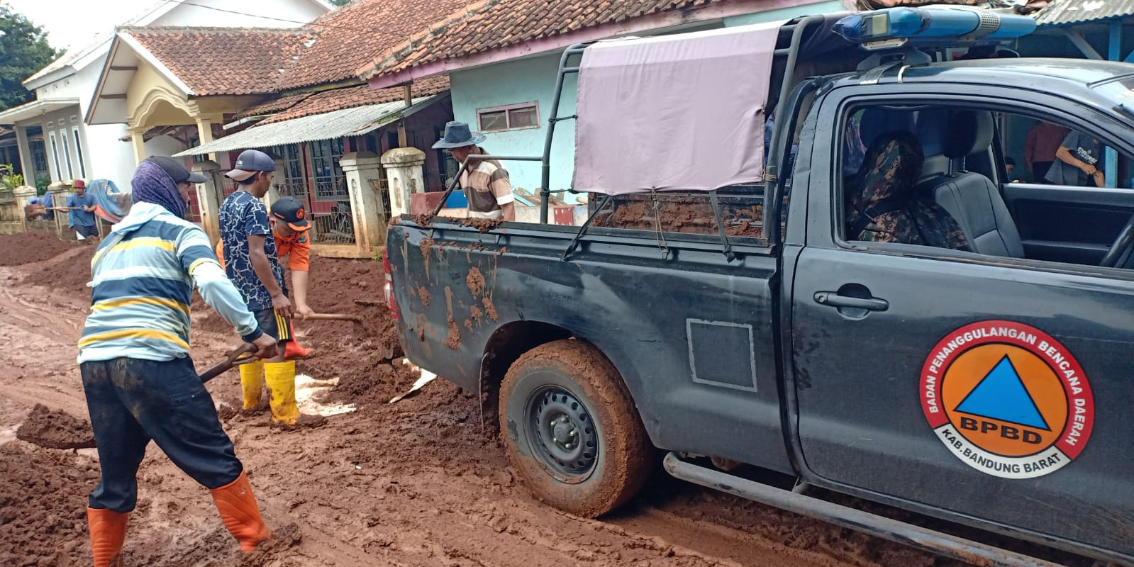 Gerak Cepat Tim Gabungan Dalam Penanganan Banjir di Bandung Barat