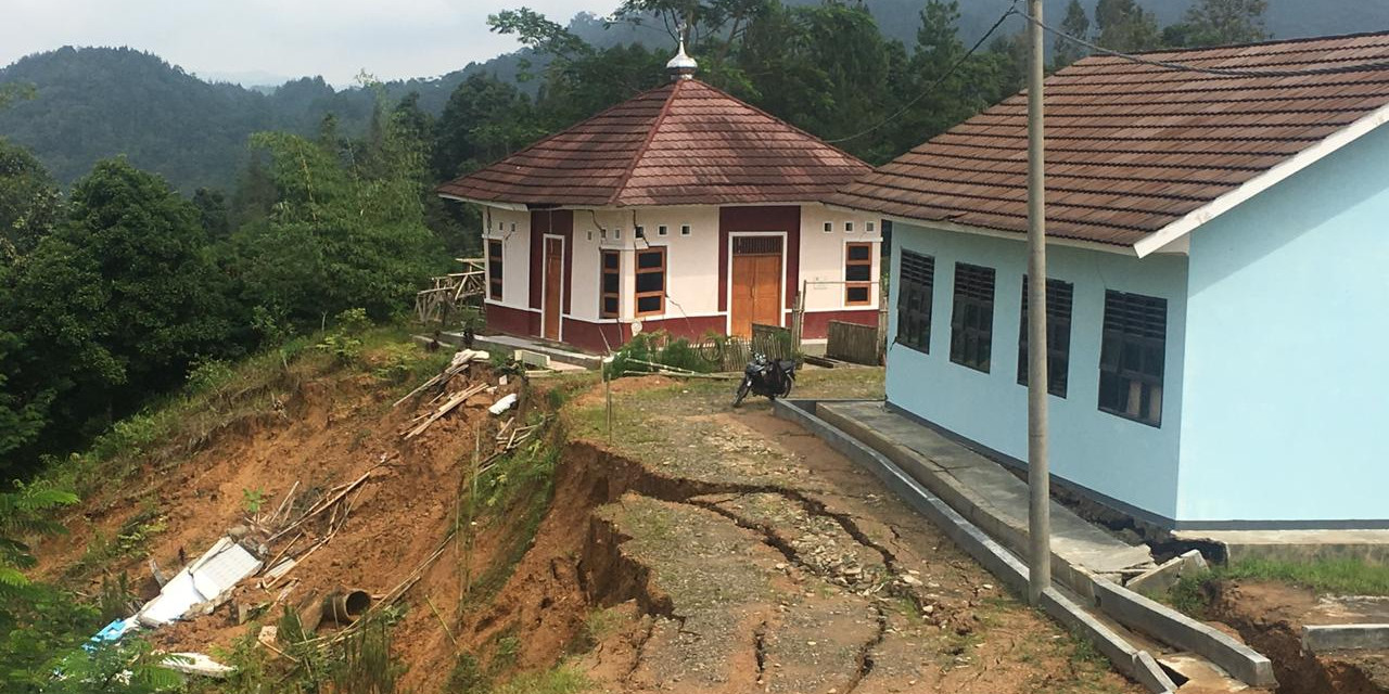 Gedung Sekolah Terdampak Tanah Longsor di Lebak