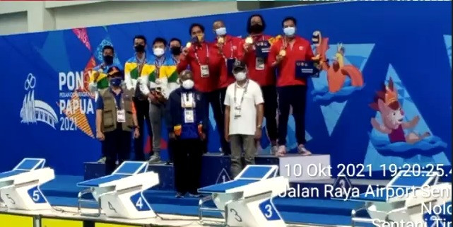 Satgas Prokes Kalungkan Medali Juara Renang Estafet 4x200m yang Aman COVID-19