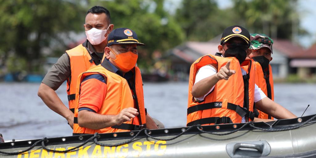 Kunjungi Pos Pengungsian Banjir Sintang, Kepala BNPB Pastikan Bantuan Tepat Sasaran