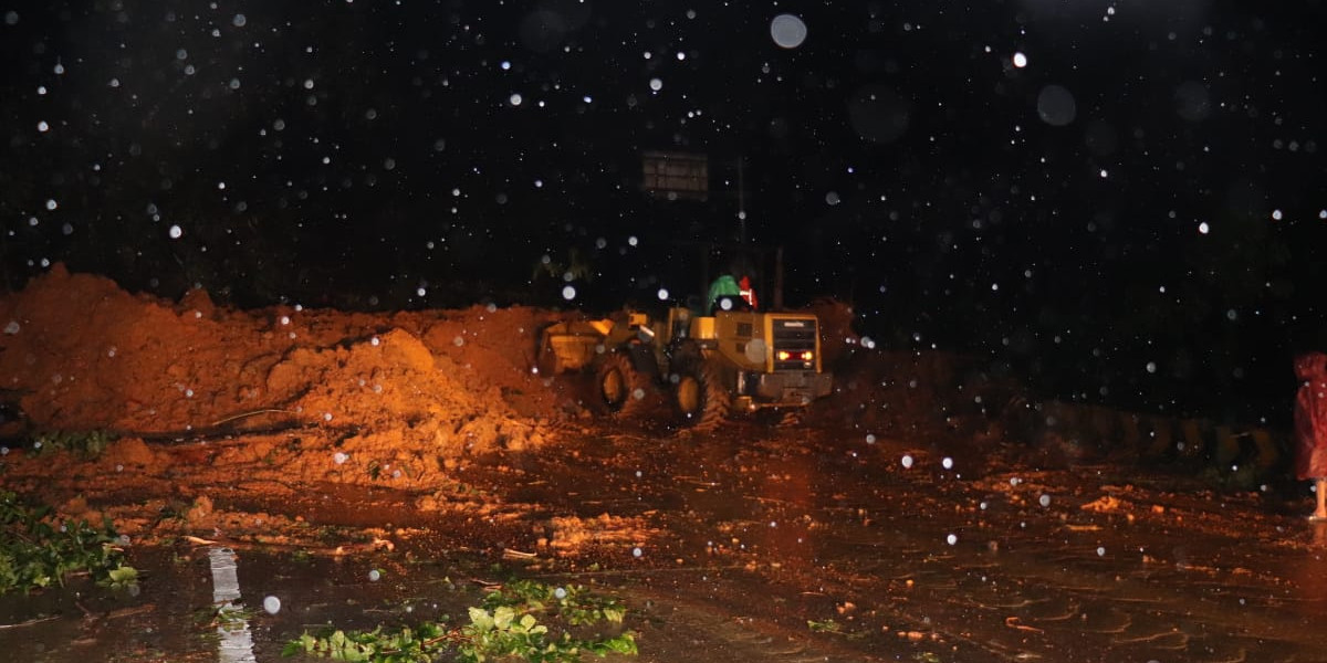 Curah Hujan Sangat Tinggi Akibatkan Banjir dan Longsor Kota Padang