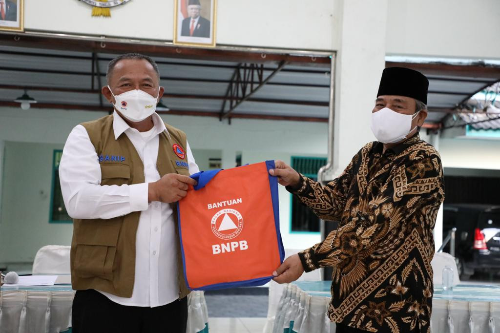 Kepala BNPB Memberikan Bantuan Untuk Posko PPKM dan Isolasi Terpusat di DI Yogyakarta