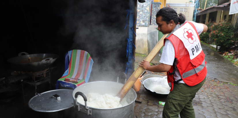 Tim Gabungan Dirikan Dapur Umum untuk Penuhi Kebutuhan Warga Mengungsi Akibat APG Semeru