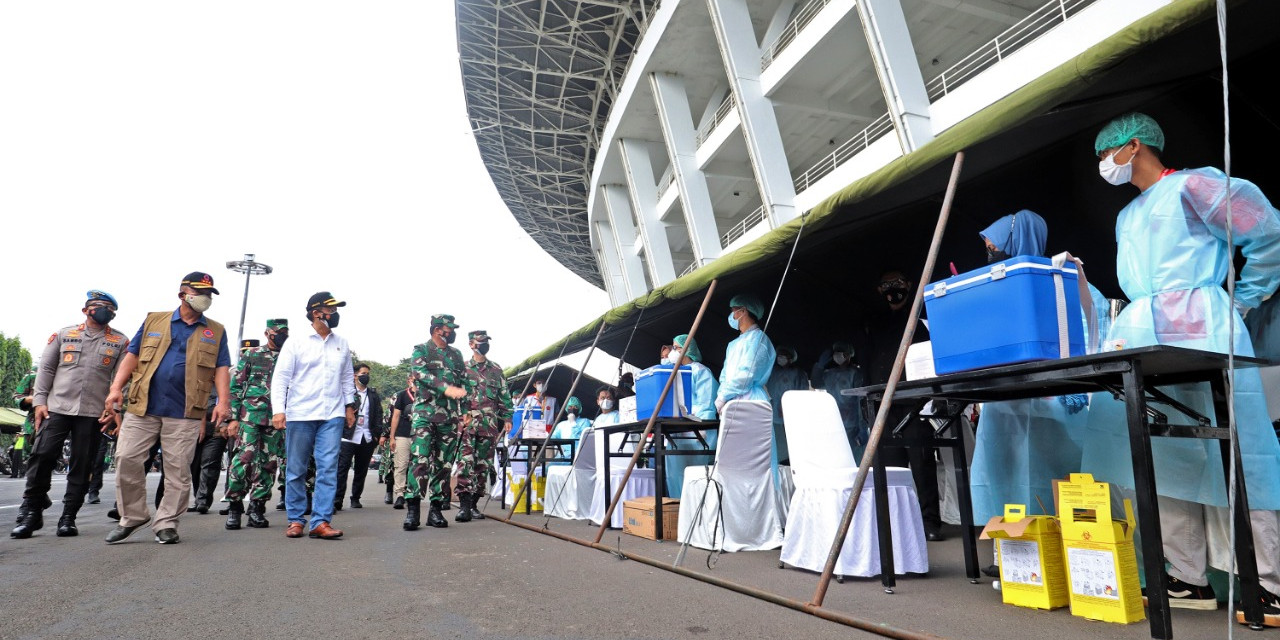 Ketua Satgas Bersama Panglima TNI dan Menkes Tinjau Serbuan Vaksin Serentak di GBK