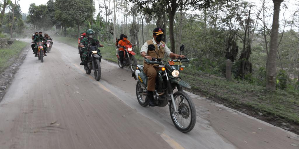 Tunggangi Motor Trail, Kepala BNPB Tinjau Langsung Infrastruktur Terdampak APG Gunung Semeru