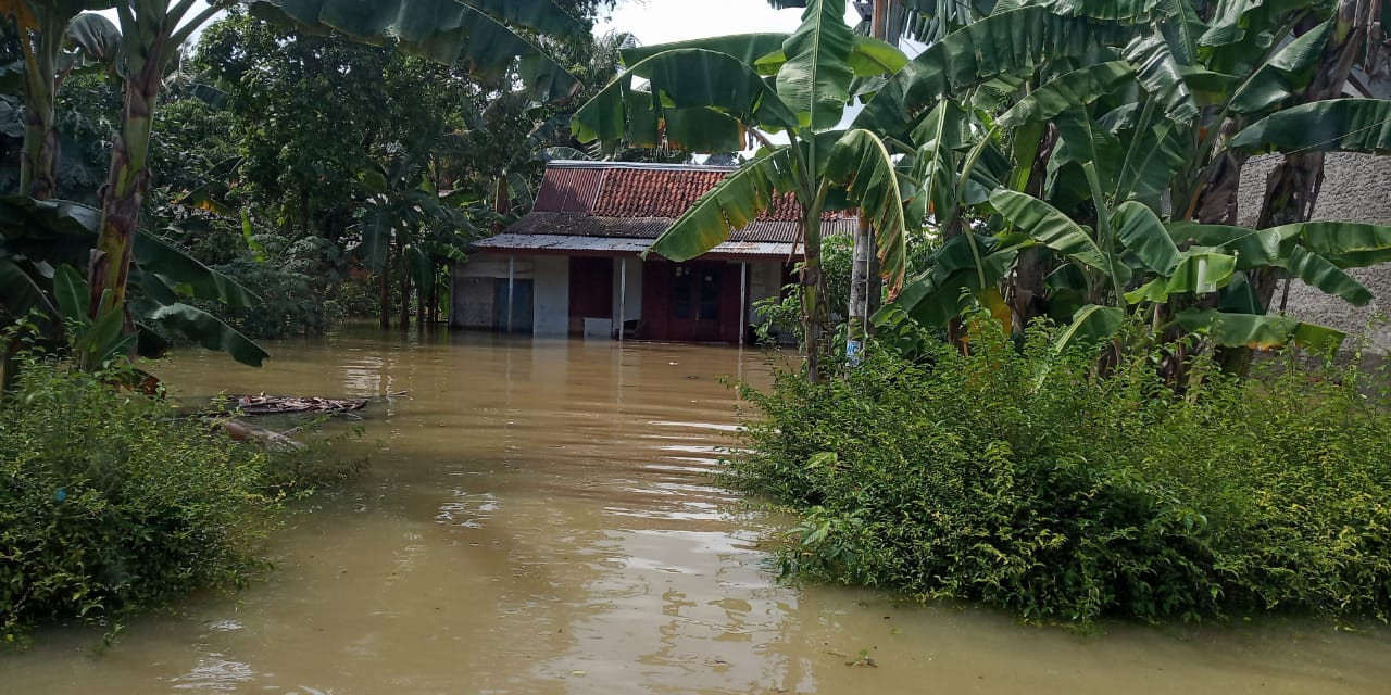 Pengungsi Banjir Cilacap Bertambah, Dua Warga Terjangkit COVID-19 Dievakuasi ke Rumah Sakit