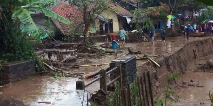 Satu Jembatan Rusak Berat Akibat Banjir Bandang di Kabupaten Garut