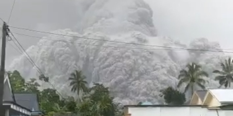 Aktifitas Awan Panas Guguran (APG) Gunung Semeru Berdampak pada Masyarakat di Kecamatan Pronojiwo, Kabupaten Lumajang